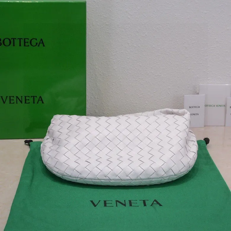 Batch 1460 BV Bottega Veneta 2022 Early Spring New Ladies Medium JODIE Handbag BV Bag 🔥The new method is to round the corners on the original basis and knot the round hobo bag with classic woven leather. The most iconic triangular pull-out design, using sheepskin draped soft shape, is super suitable for concave shapes~ Jodie feels really gentle to people, and is definitely the best item for daily matching. It has the same weave, new elements and twists, and is versatile. It is the new favorite of street style Internet celebrities! Size: 36*21*13 Model: 6697
